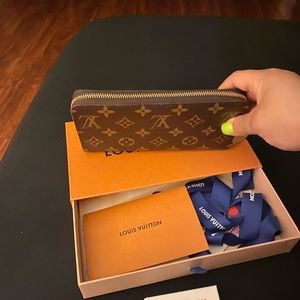 Louis Vuitton zippy wallet
